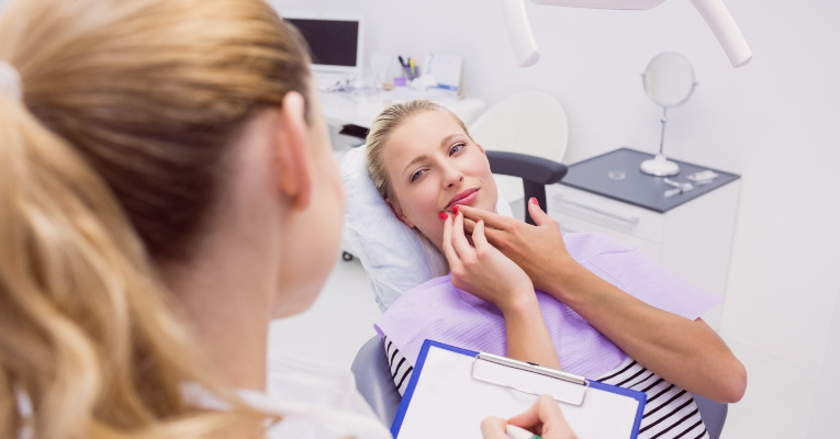 kobieta pacjentka z bólem-zęba