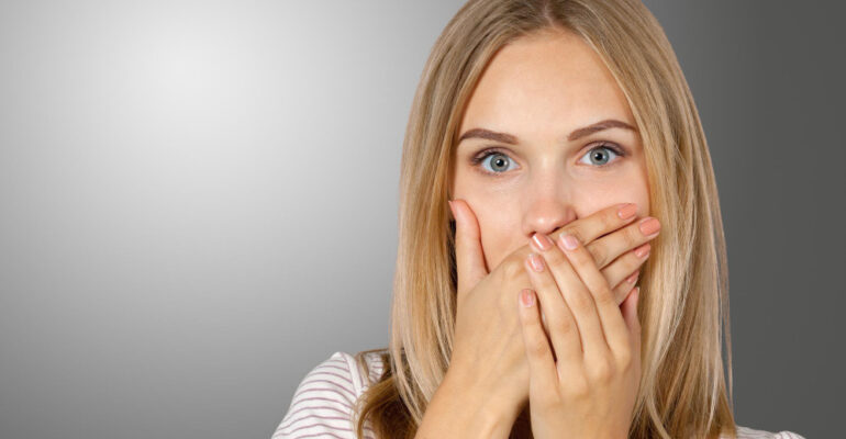 białe plamy na zębach